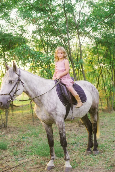 Petite Fille Mignonne Avec Des Cheveux Bouclés Légers Dans Chapeau — Photo