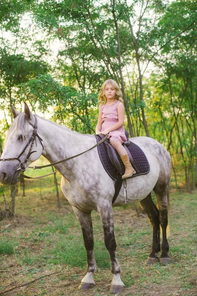 Niña Linda Con Pelo Rizado Claro Sombrero Paja Montando Caballo —  Fotos de Stock