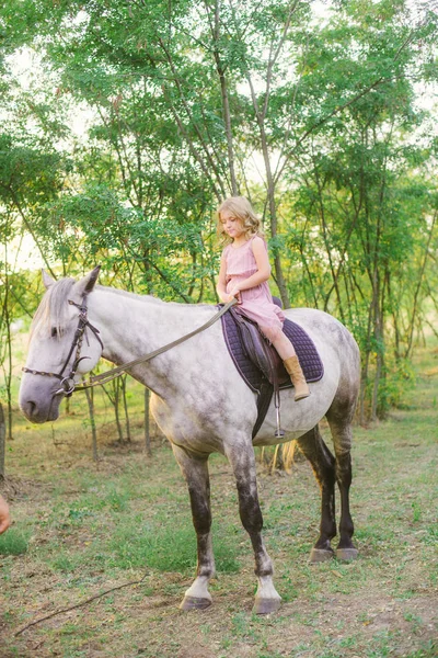 Lilla Söta Tjejen Med Ljust Lockigt Hår Stråhatt Som Rider — Stockfoto