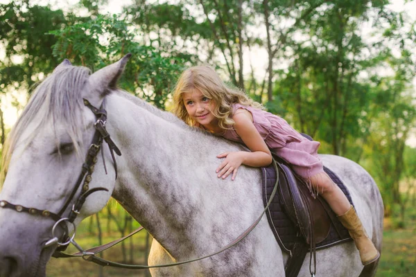 Malá Roztomilá Dívka Kudrnatými Vlasy Světle Slaměný Klobouk Jezdit Koni — Stock fotografie