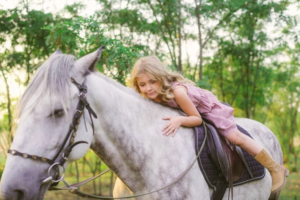 Małe Słodkie Dziewczyny Jasne Włosy Kręcone Słomkowym Kapeluszu Koniu Zachodzie — Zdjęcie stockowe