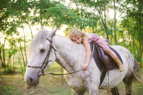 Niña Linda Con Pelo Rizado Claro Sombrero Paja Montando Caballo —  Fotos de Stock