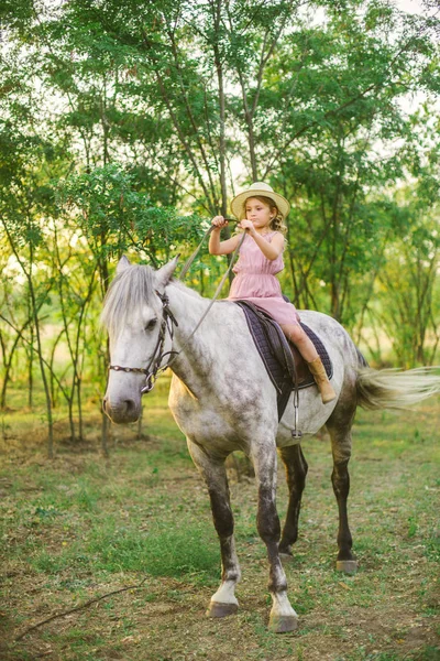 Niña Linda Con Pelo Rizado Claro Sombrero Paja Montando Caballo — Foto de Stock