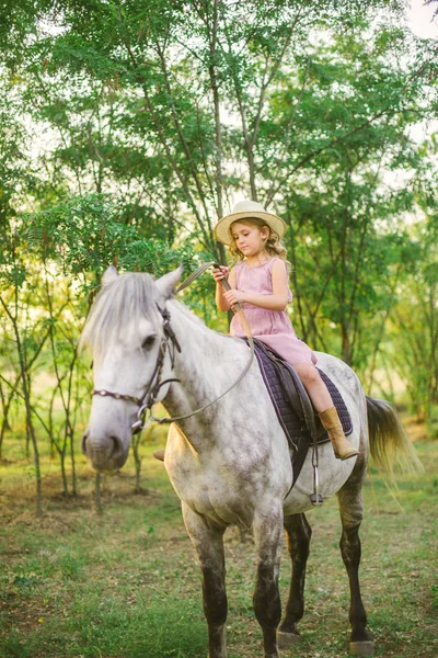 Niña Linda Con Pelo Rizado Claro Sombrero Paja Montando Caballo —  Fotos de Stock