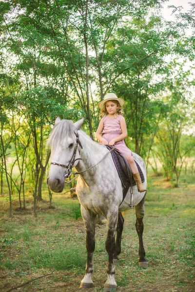 Małe Słodkie Dziewczyny Jasne Włosy Kręcone Słomkowym Kapeluszu Koniu Zachodzie — Zdjęcie stockowe