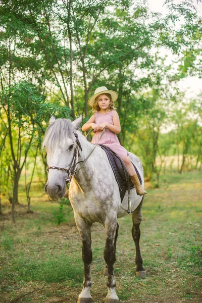 Маленькая Милая Девочка Светлыми Вьющимися Волосами Соломенной Шляпе Верхом Лошади — стоковое фото