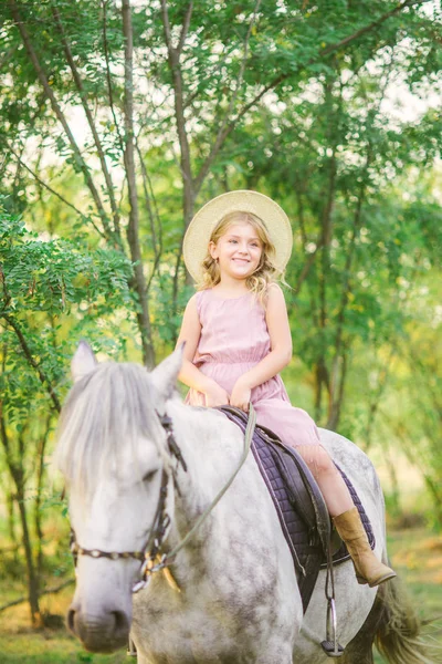 Schattig Meisje Met Licht Krullend Haar Een Stro Hoed Berijden — Stockfoto