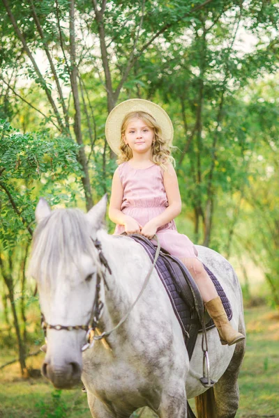 Niña Linda Con Pelo Rizado Claro Sombrero Paja Montando Caballo —  Fotos de Stock