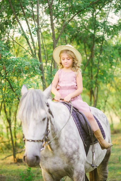 Petite Fille Mignonne Avec Des Cheveux Bouclés Légers Dans Chapeau — Photo