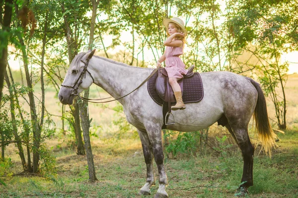 Malá Roztomilá Dívka Kudrnatými Vlasy Světle Slaměný Klobouk Jezdit Koni — Stock fotografie