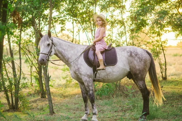 Malá Roztomilá Dívka Kudrnatými Vlasy Světle Slaměný Klobouk Jezdit Koni — Stock fotografie