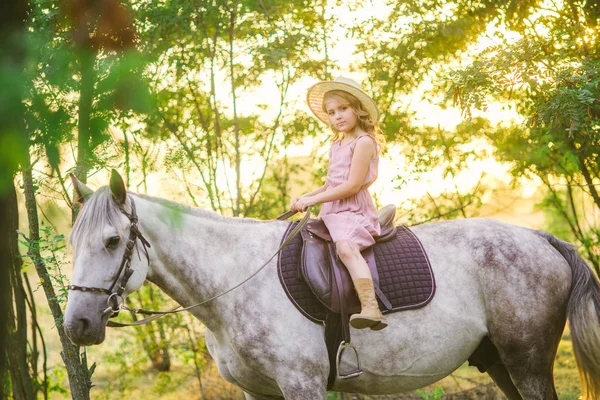 Schattig Meisje Met Licht Krullend Haar Een Stro Hoed Berijden — Stockfoto