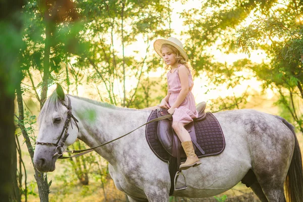 Niña Linda Con Pelo Rizado Claro Sombrero Paja Montando Caballo —  Fotos de Stock