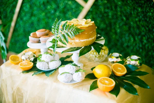 Bar Kandi Festivo Decorado Estilo Tropical Com Muffins Bolo Limão — Fotografia de Stock