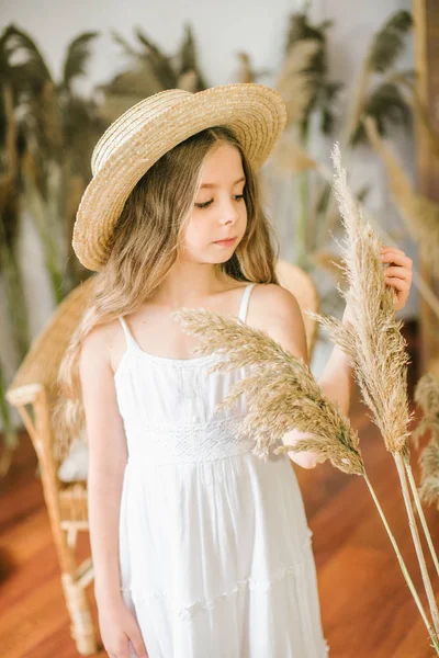 Ένα Γλυκό Κοριτσάκι Μακριά Ξανθά Μαλλιά Ένα Λευκό Φορέματα Της — Φωτογραφία Αρχείου