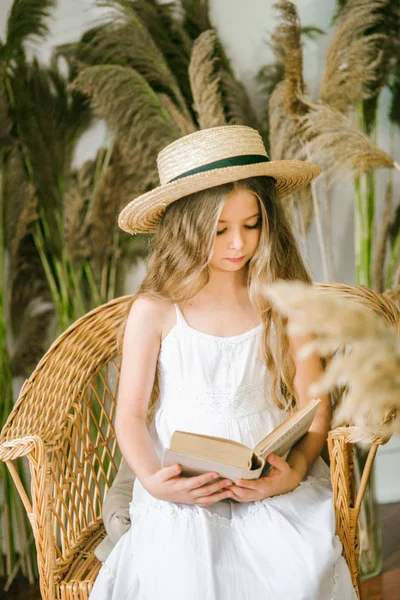 Een Lief Klein Meisje Met Lang Blond Haar Een Witte — Stockfoto