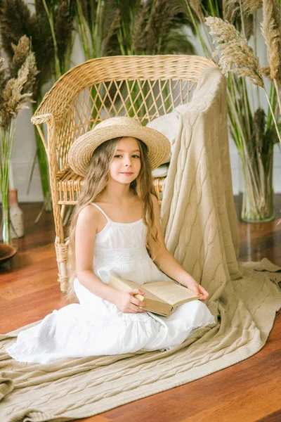 Una Niña Dulce Con Pelo Largo Rubio Sarafán Blanco Sombrero —  Fotos de Stock