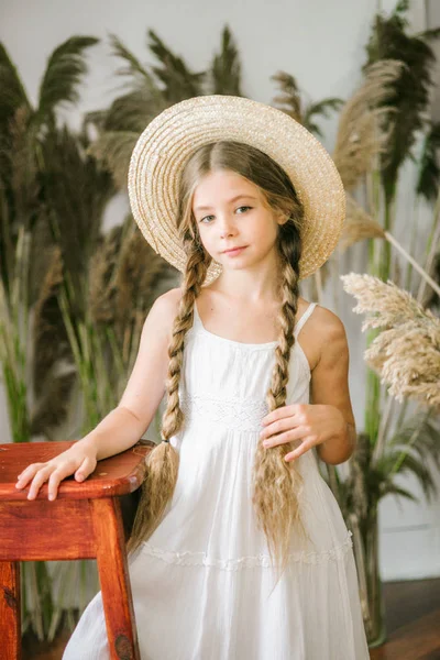 Ένα Γλυκό Κοριτσάκι Μακριά Ξανθά Μαλλιά Ένα Λευκό Φορέματα Της — Φωτογραφία Αρχείου