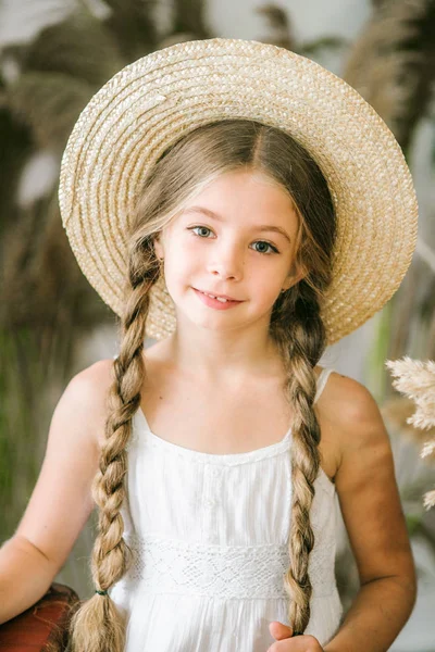 Uma Menina Doce Com Longos Cabelos Loiros Sarafan Branco Chapéu — Fotografia de Stock