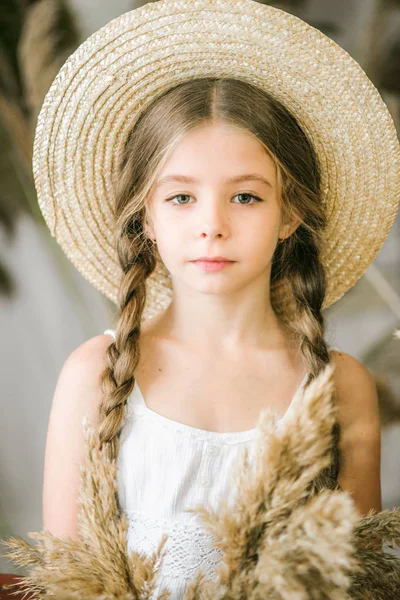 Una Niña Dulce Con Pelo Largo Rubio Sarafán Blanco Sombrero —  Fotos de Stock