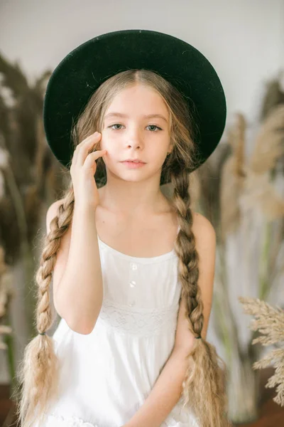 Une Douce Petite Fille Aux Longs Cheveux Blonds Dans Sarafan — Photo