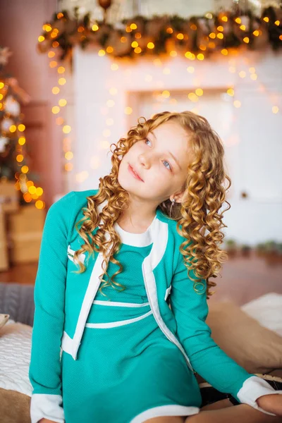 Χαριτωμένο Μικρό Κορίτσι Σγουρά Ξανθά Μαλλιά Στο Σπίτι Κοντά Ένα — Φωτογραφία Αρχείου