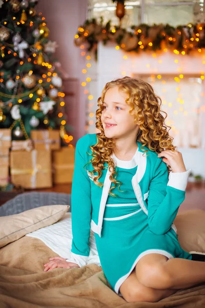 Menina Bonito Com Cabelo Louro Encaracolado Casa Perto Uma Árvore — Fotografia de Stock