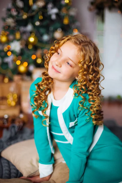 Menina Bonito Com Cabelo Louro Encaracolado Casa Perto Uma Árvore — Fotografia de Stock