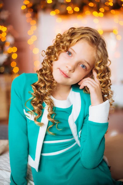 Carino Bambina Con Capelli Biondi Ricci Casa Vicino Albero Natale — Foto Stock