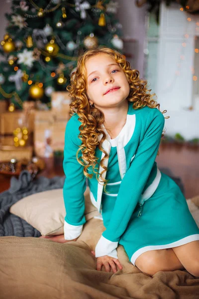 Menina Bonito Com Cabelo Louro Encaracolado Casa Perto Uma Árvore — Fotografia de Stock