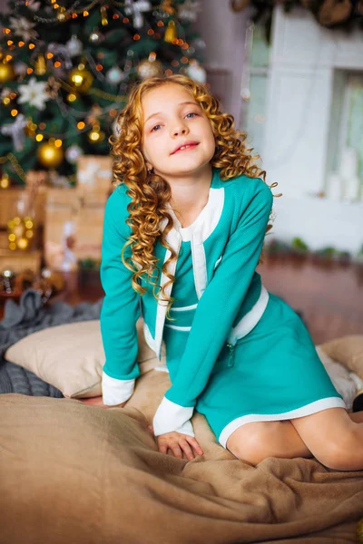 Menina Bonito Com Cabelo Louro Encaracolado Casa Perto Uma Árvore — Fotografia de Stock