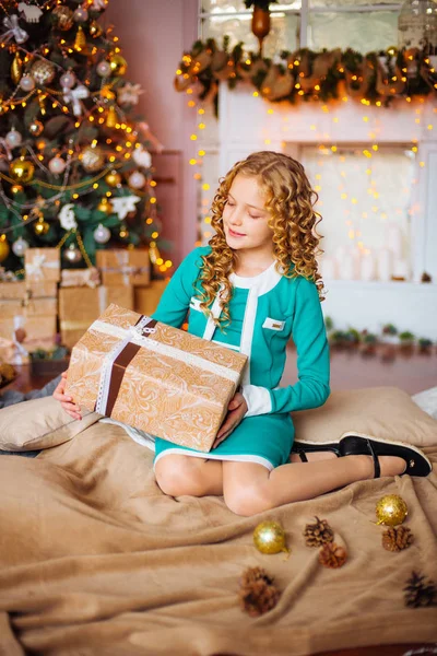 Carina Bambina Con Capelli Biondi Ricci Casa Vicino Albero Natale — Foto Stock