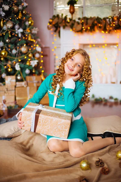 Menina Bonito Com Cabelo Louro Encaracolado Casa Perto Uma Árvore — Fotografia de Stock