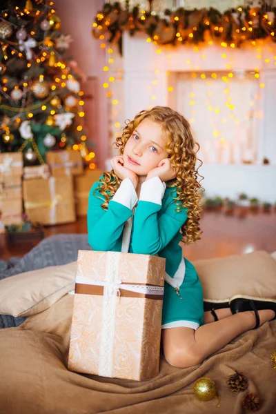 Söt Liten Flicka Med Lockigt Blont Hår Hemma Nära Julgran — Stockfoto