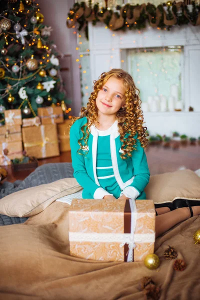 Söt Liten Flicka Med Lockigt Blont Hår Hemma Nära Julgran — Stockfoto