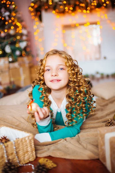 Söt Liten Flicka Med Lockigt Blont Hår Hemma Nära Julgran — Stockfoto