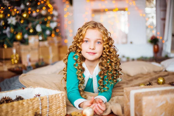 Söt Liten Flicka Med Lockigt Blont Hår Hemma Nära Julgran — Stockfoto