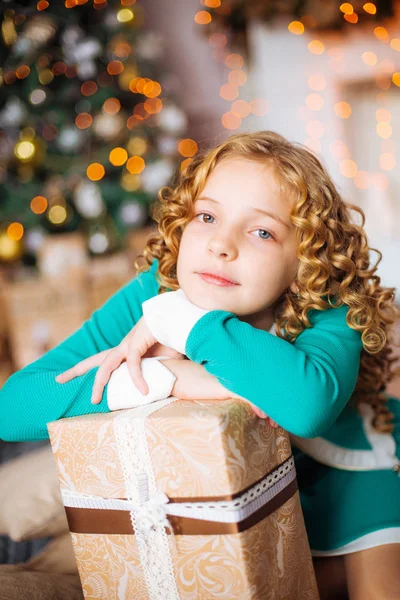 Schattig Klein Meisje Met Krullend Blond Haar Thuis Buurt Van Stockfoto