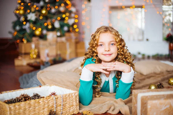 Söt Liten Flicka Med Lockigt Blont Hår Hemma Nära Julgran — Stockfoto