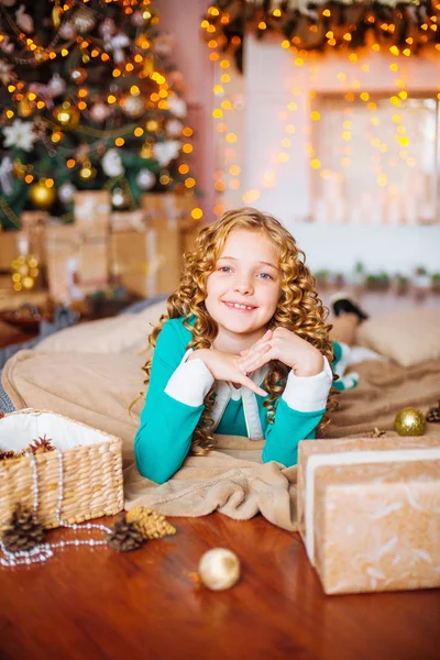 Симпатична Маленька Дівчинка Кучерявим Світлим Волоссям Вдома Біля Ялинки Подарунками — стокове фото