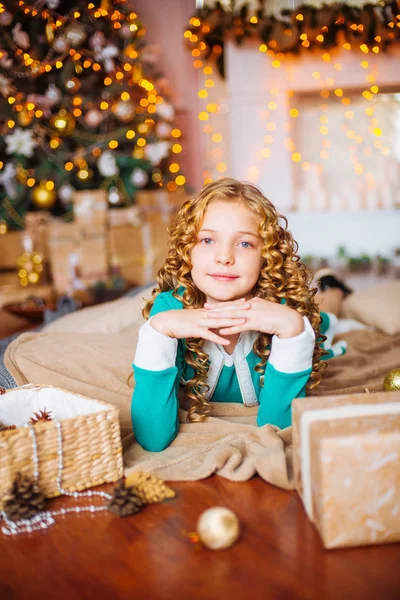 Carina Bambina Con Capelli Biondi Ricci Casa Vicino Albero Natale — Foto Stock