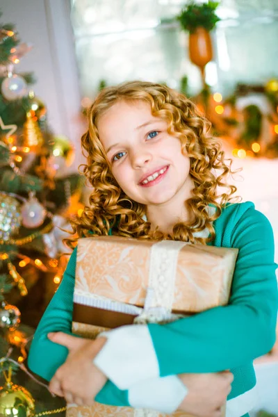 Carino Bambina Con Capelli Biondi Ricci Casa Vicino Albero Natale — Foto Stock