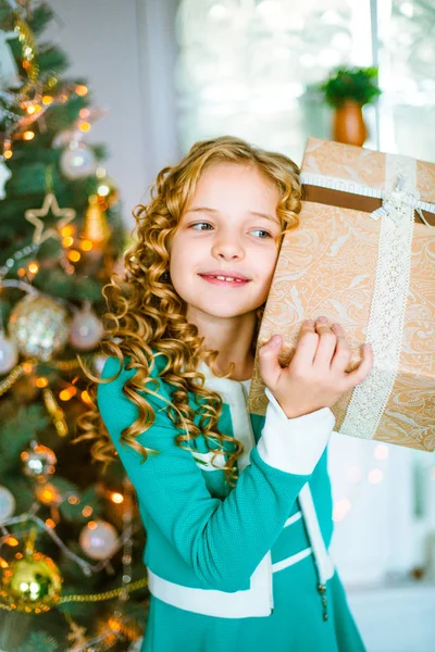 Carino Bambina Con Capelli Biondi Ricci Casa Vicino Albero Natale — Foto Stock