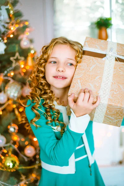 Söt Liten Flicka Med Lockigt Blont Hår Hemma Nära Julgran — Stockfoto