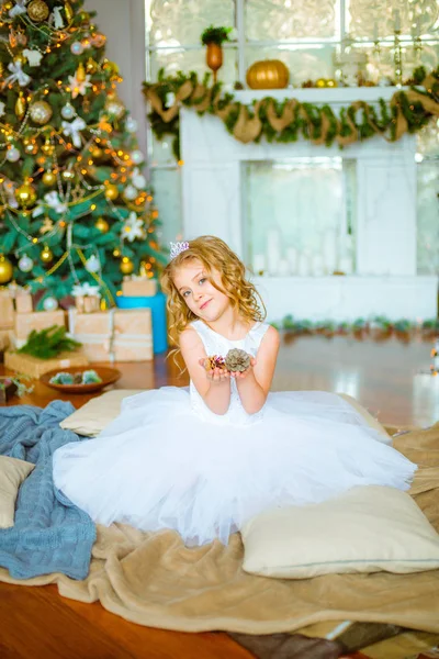 Jolie Petite Fille Aux Cheveux Blonds Bouclés Maison Près Arbre — Photo