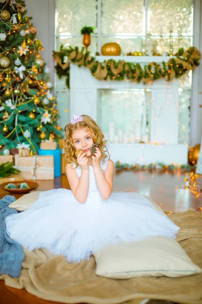 Jolie Petite Fille Aux Cheveux Blonds Bouclés Maison Près Arbre — Photo