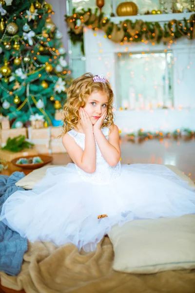 Jolie Petite Fille Aux Cheveux Blonds Bouclés Maison Près Arbre — Photo