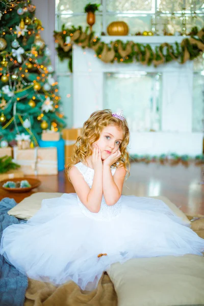 Aranyos Kis Lány Göndör Szőke Haja Otthon Közelében Egy Karácsonyfa — Stock Fotó