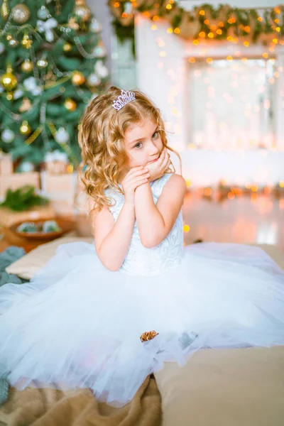 Jolie Petite Fille Aux Cheveux Blonds Bouclés Maison Près Arbre — Photo