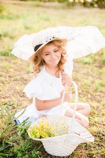 Una Niña Bonita Con Rizos Ligeros Sombrero Paja Vestido Blanco —  Fotos de Stock